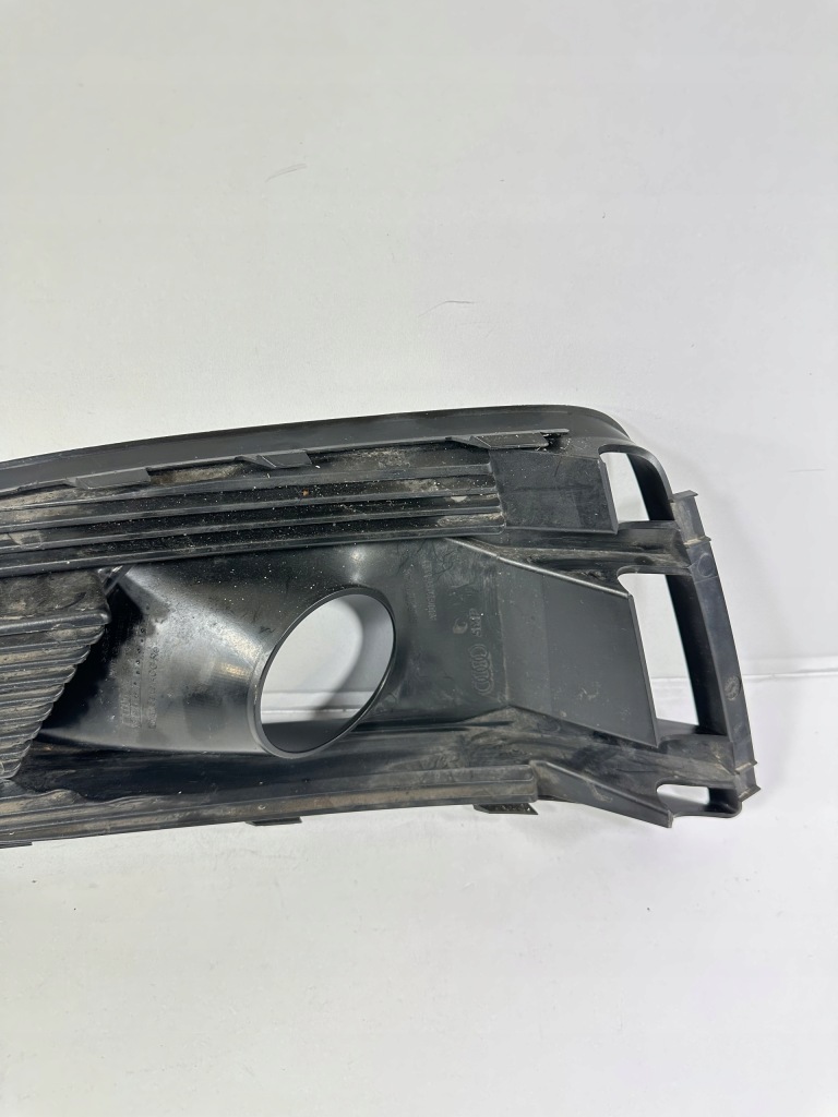 A5 8w6 решітка бампера права 8w6807682c Недорого