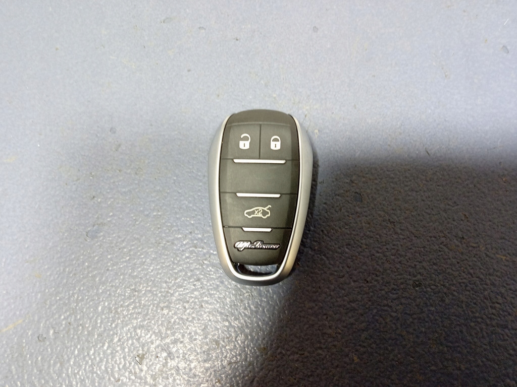 фото №3, Alfa romeo stelvio ключ pilot 156140440