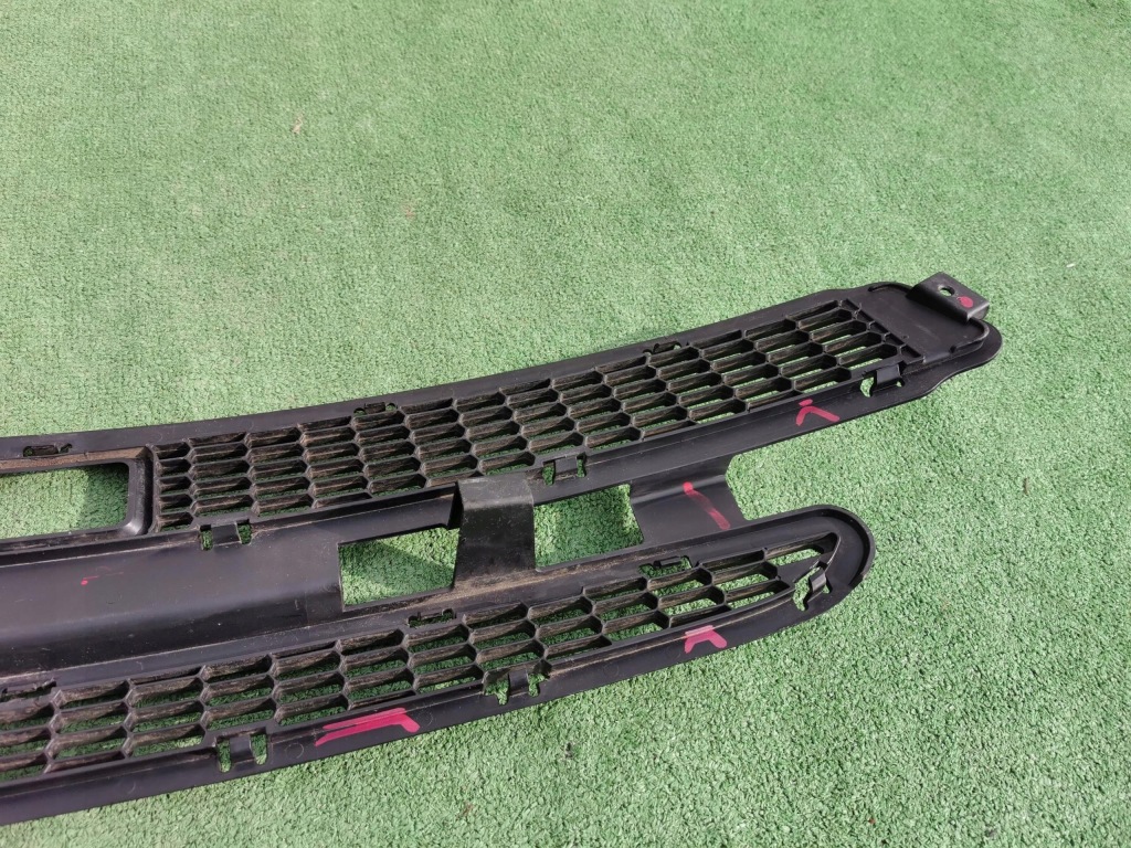 Решітка середня бампера передній tesla s 1038211-00-a Недорого