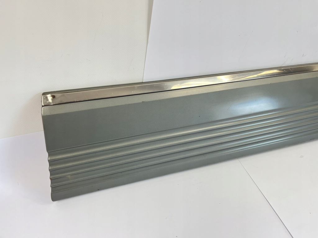 Молдинг боковая дверь правый перед правая mercedes w126 1266902440 1979-1985 Цена