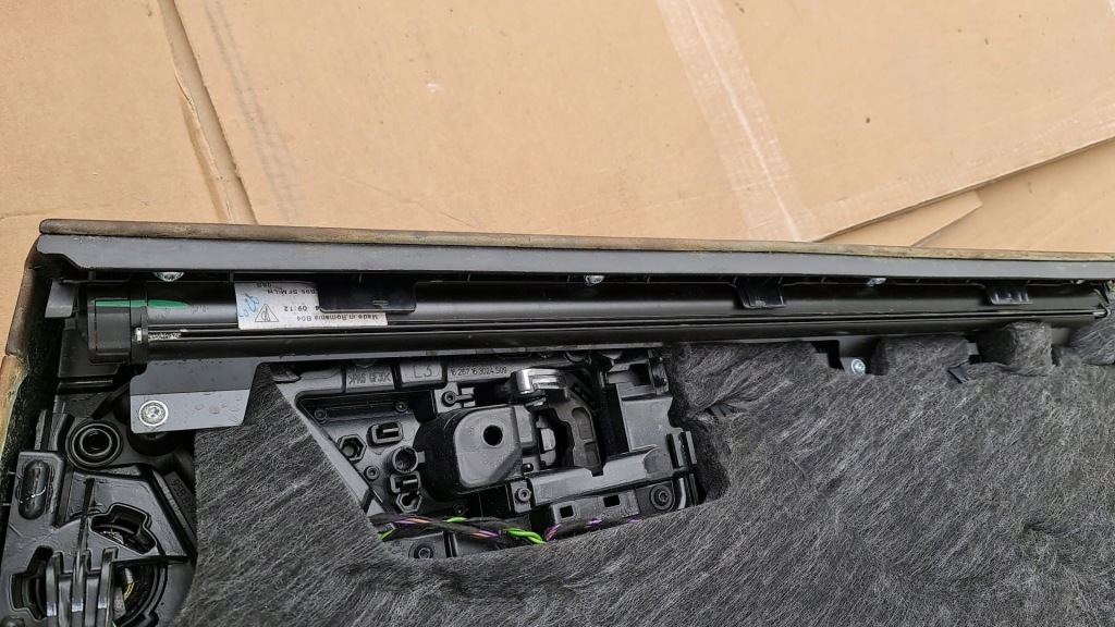 фото №1, Porsche macan 95b шторка дверь задняя левая 36165209