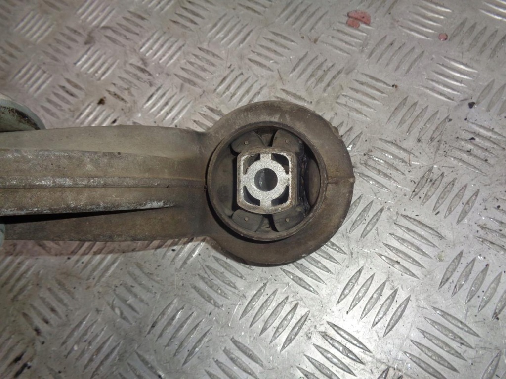 Важіль правий перед нижній банан audi a4 b8 2008- Зі Шроту