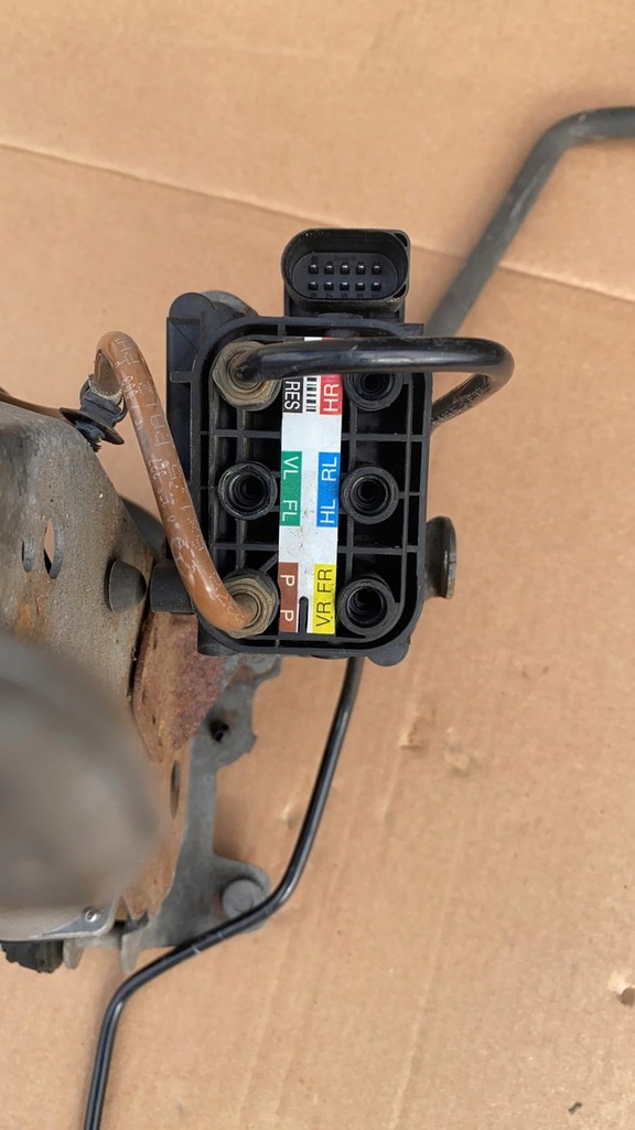 фото №1, Mercedes w213 238 airmatic распределитель подвеска