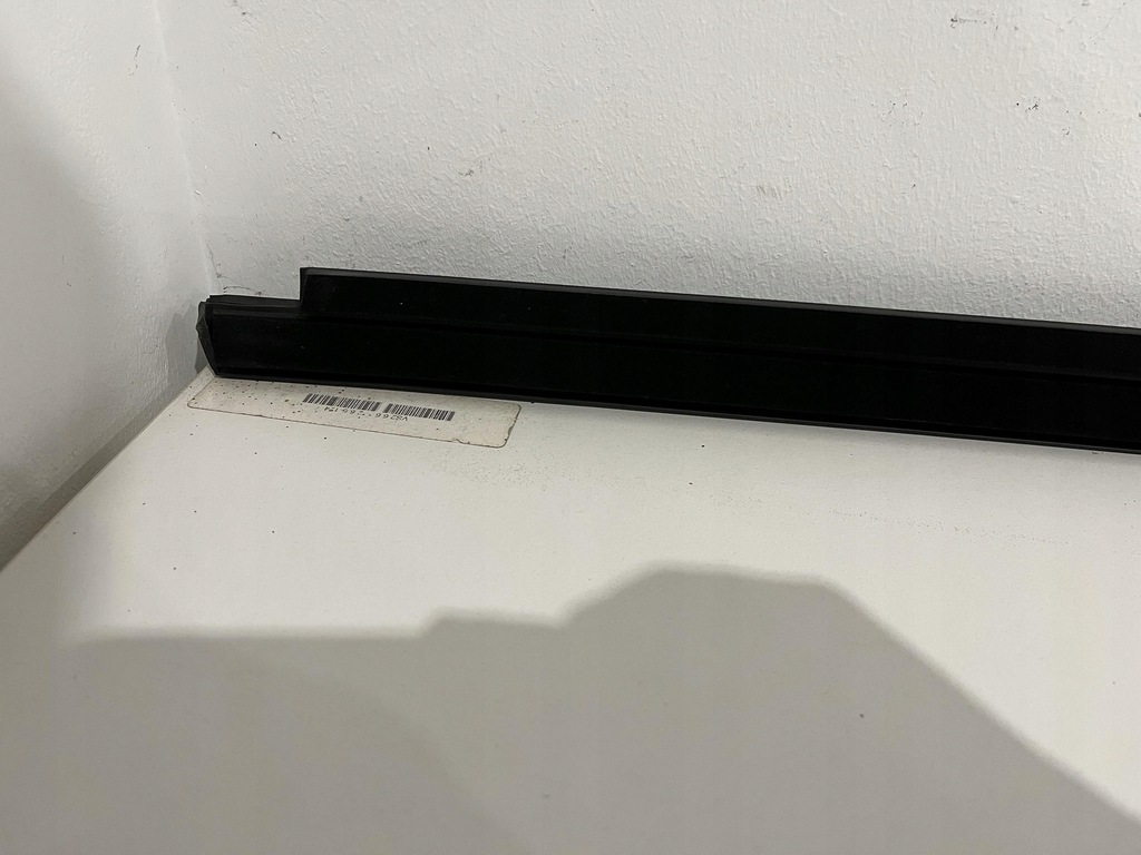 фото №7, Bmw 8 g14 молдинг уплотнитель стекло правый перед czarna 7456036