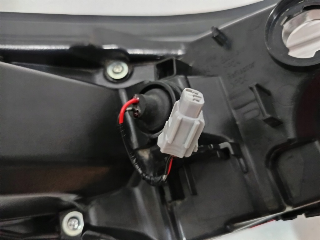 фото №9, Toyota camry viii 2017- лампа правый задняя pół led чёрный середина оригинал eur