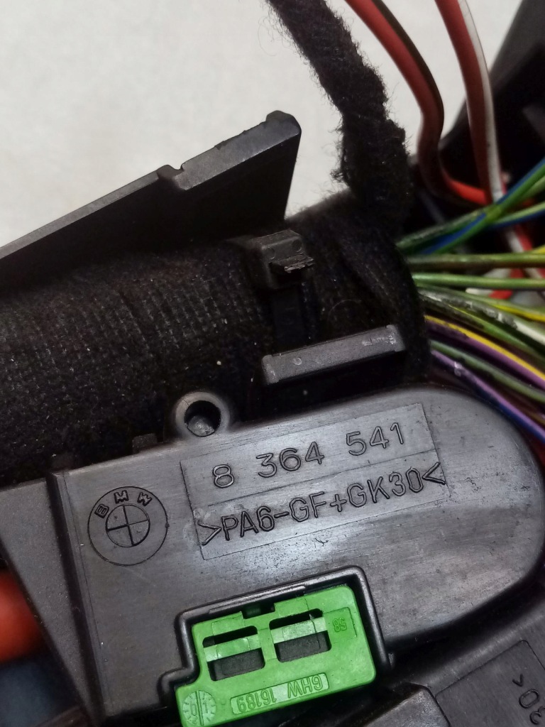 Коробка запобіжників bmw 3 e46 328 ci 8364540 в Україні