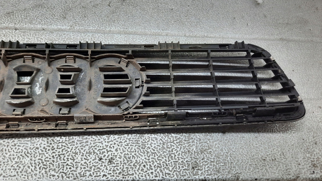 Решітка радіатора audi a4 b5 1.8b 98r sedan 8d0853651j в Україні