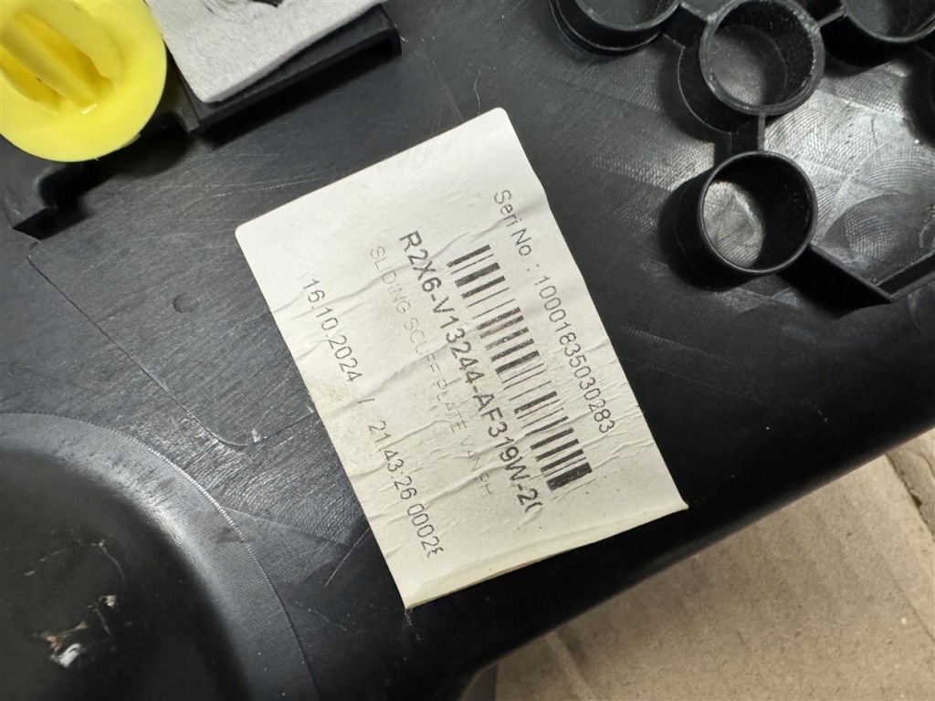 Пластик накладка порог правый задний  подножка ford courier mk3 3 3 23-26r с Разборки