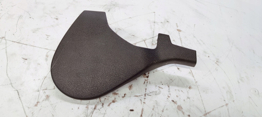 фото №1, Защита заглушка сиденье правая audi a4 b9 8w0881328