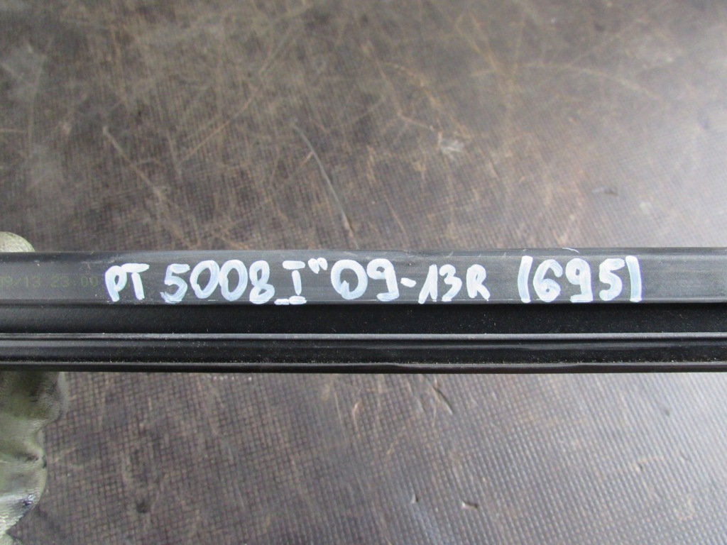 Молдинг накладка правый  задняя peugeot 5008 1 09-13r. Киев