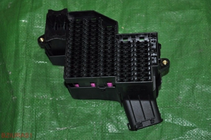 Купити Коробка запобіжників vw touareg рестайлінг  7p0941828c