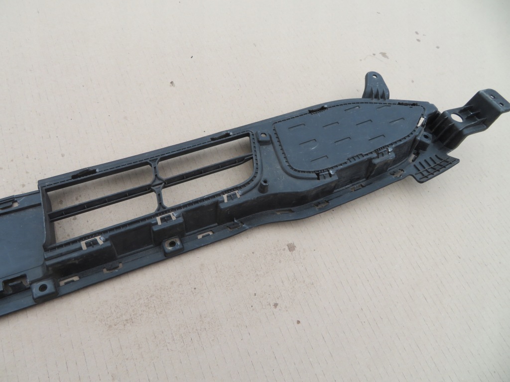 Hyundai kona решітка середня бампера передній 17- 86561-j9020 в Україні