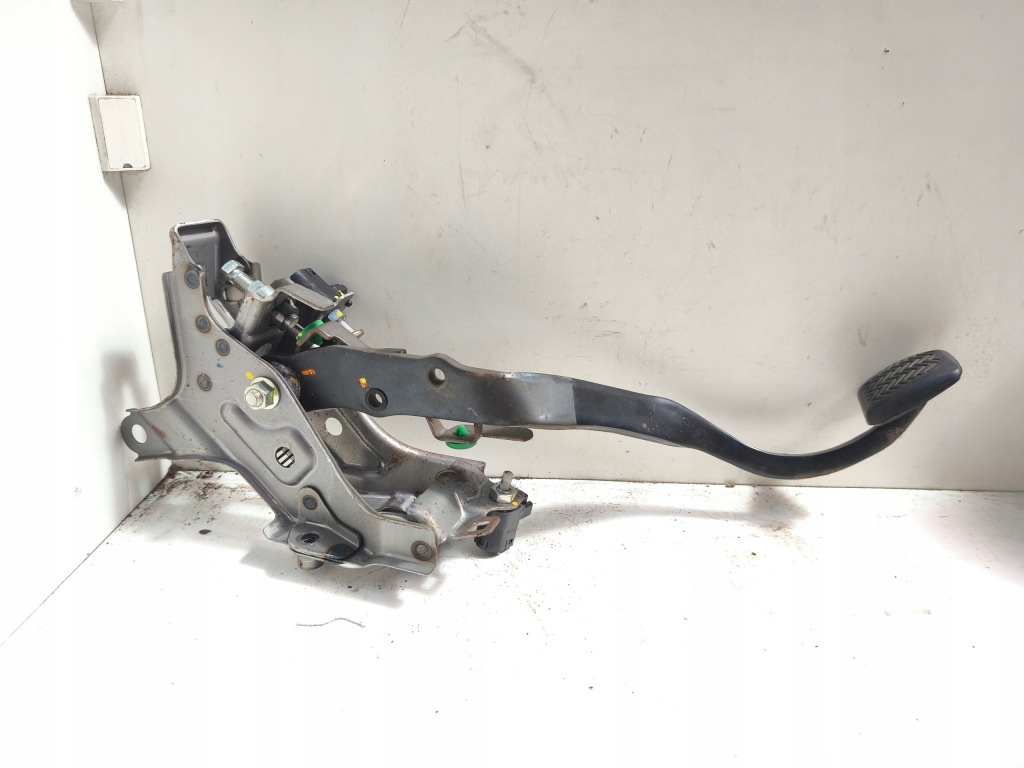 Купити Auris 1 рестайлінг  10-12 педаль зчеплення 1.6 vvti