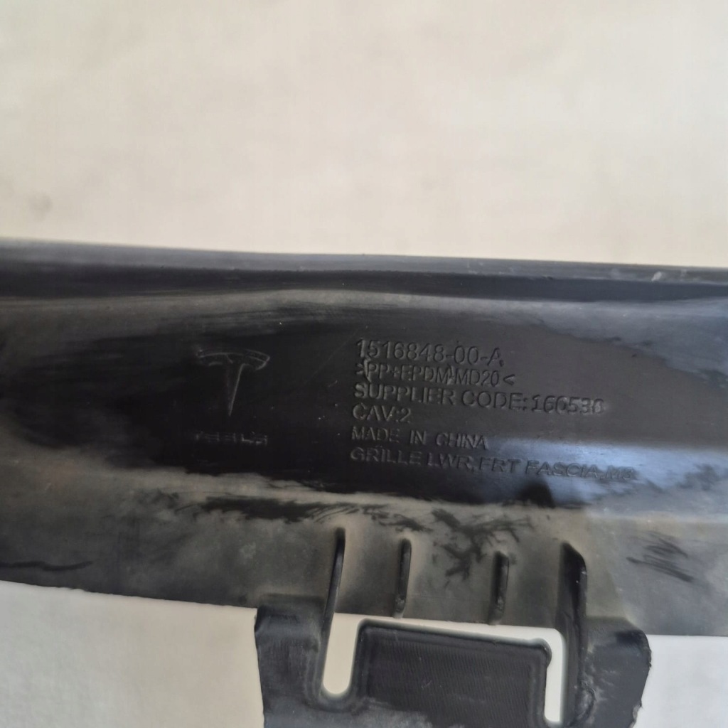 Tesla model 3 iii рестайлинг  20r. - решётка средняя бампера перед 1516848-00-a Киев