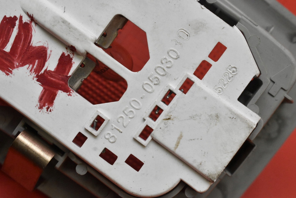 фото №8, Лампа освещение салона задняя 81250-05030 toyota auris ii e18 lift 15-18