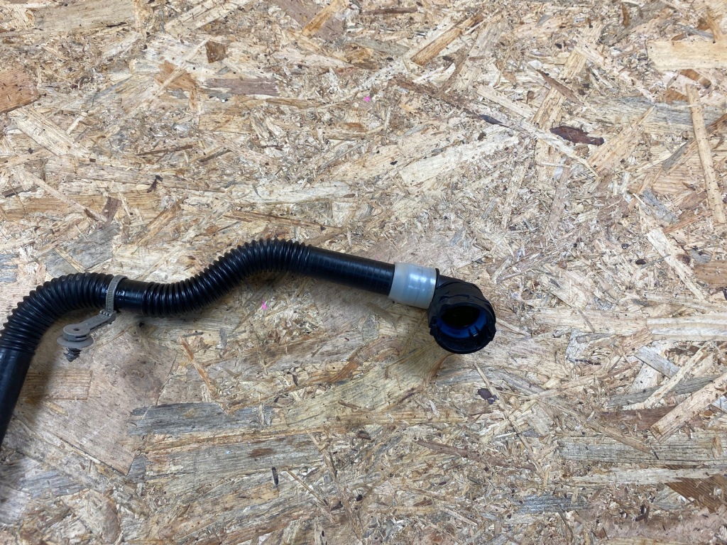 Пабтрубок  труба шланг воды tesla model 3 y 1629594-00-a Недорого