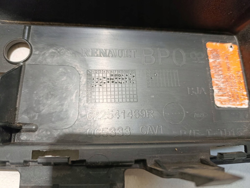 Купити Решітка середня бампера перед renault clio v 622541469r