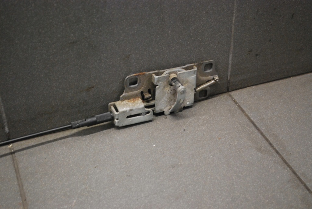 фото №5, Засувка доводчик кришки audi a8 d3 4e0827383c