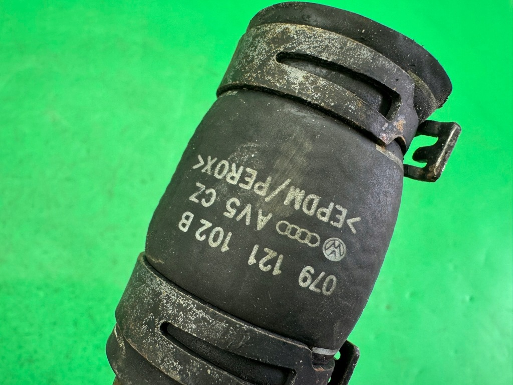 фото №9, Труба шланг wąż гумовий елемент wody охолодження 079121102b audi a8 d3 4.0 tdi v8 02-