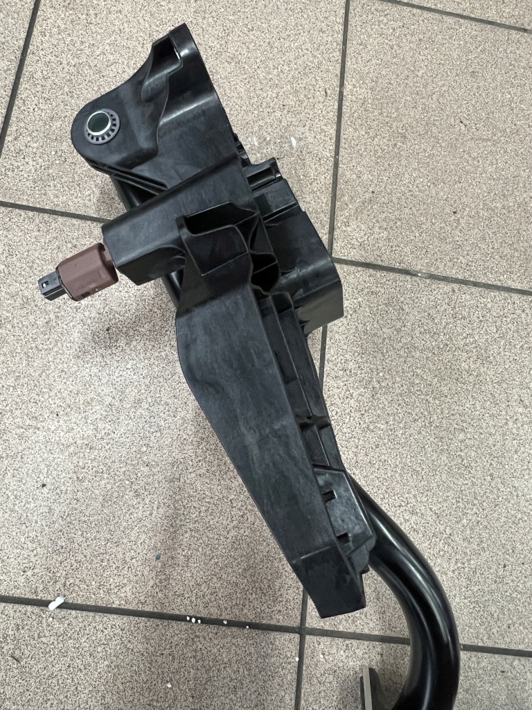 Tesla model y 20- педаль потенциометр газа тормоза европа Цена