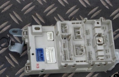 фото №1, Toyota rav4 2.0 vvti 00- коробка предохранителей