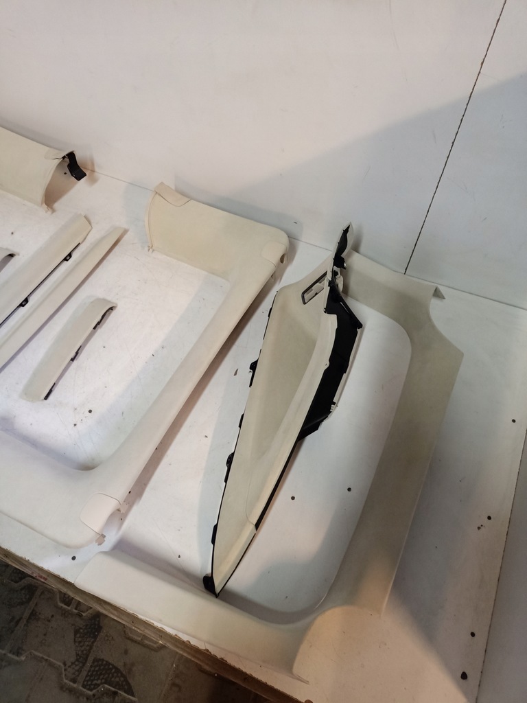 фото №6, Tesla x салон світлий пластики стійки стеля