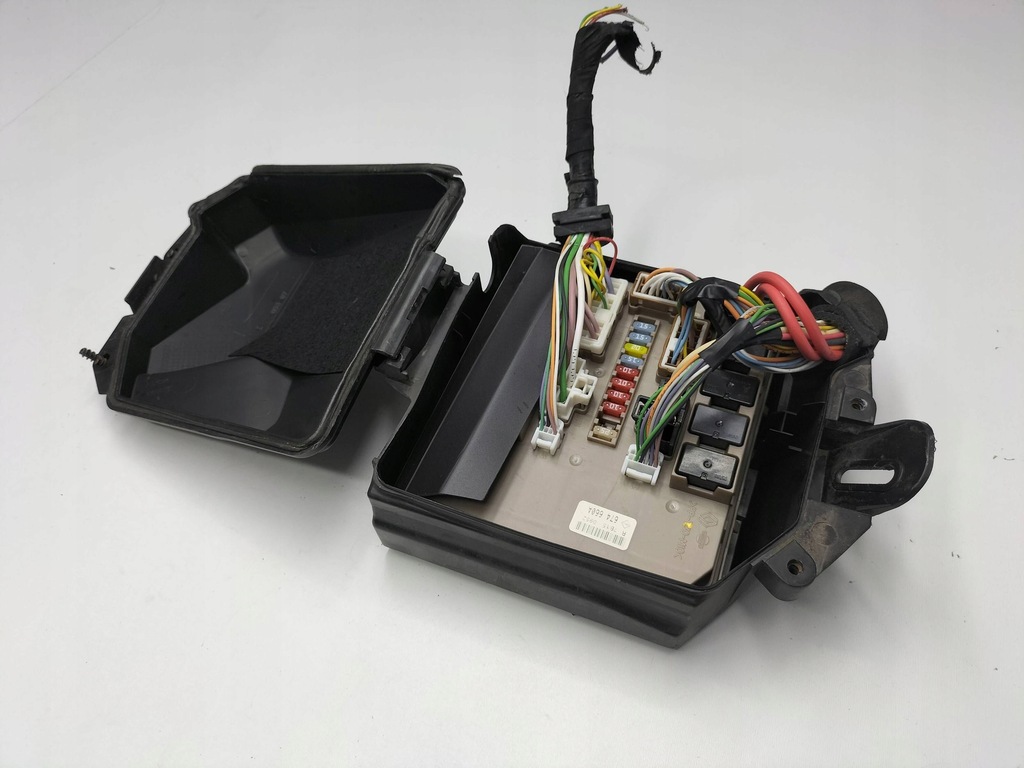 фото №1, Renault clio iii 2007 рамка / модуль предохранителей