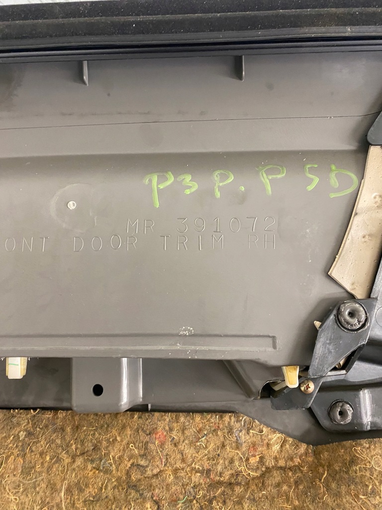 фото №10, Обшивка обивка правый перед mitsubishi pajero iii 00-06r. 5d mr391072