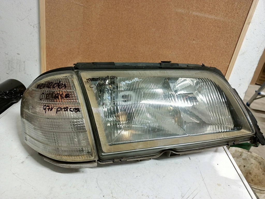 фото №1, Лампа перед права mercedes w202 2028202461 bosch