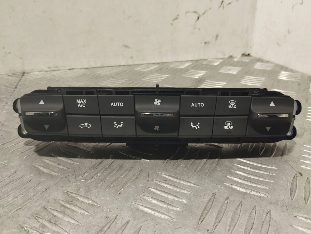 фото №1, Maserati levante 2019 панель кондиционера 06701263230