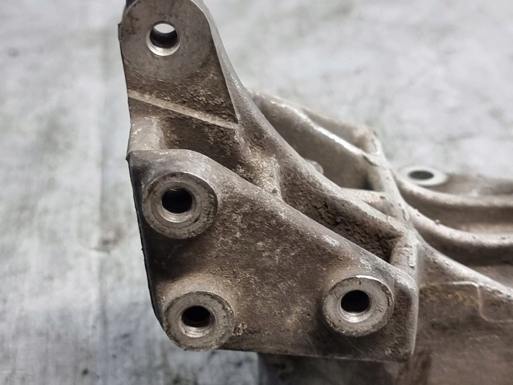 Кронштейн генератора оригинальный номер 058145523d vw passat b5 1.8b 92kw adr 98r Доставка