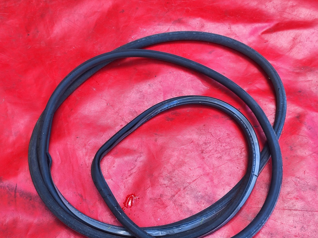 Купить Прокладка дверь задний  левая mercedes ml w164 1647302178