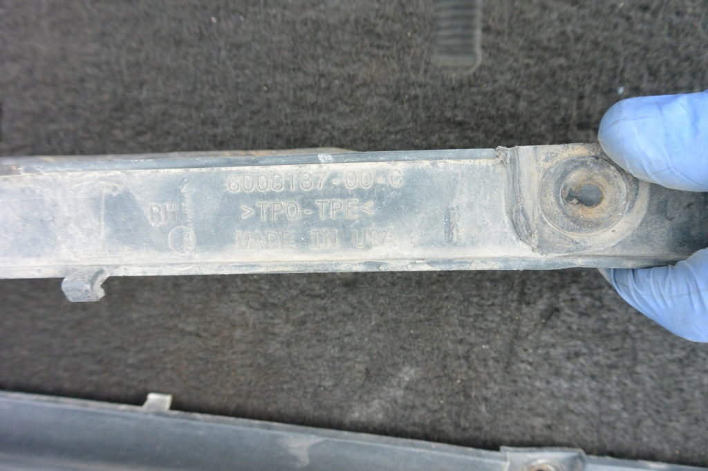 Молдинг бампера задня права ліва kpl tesla model s Ціна