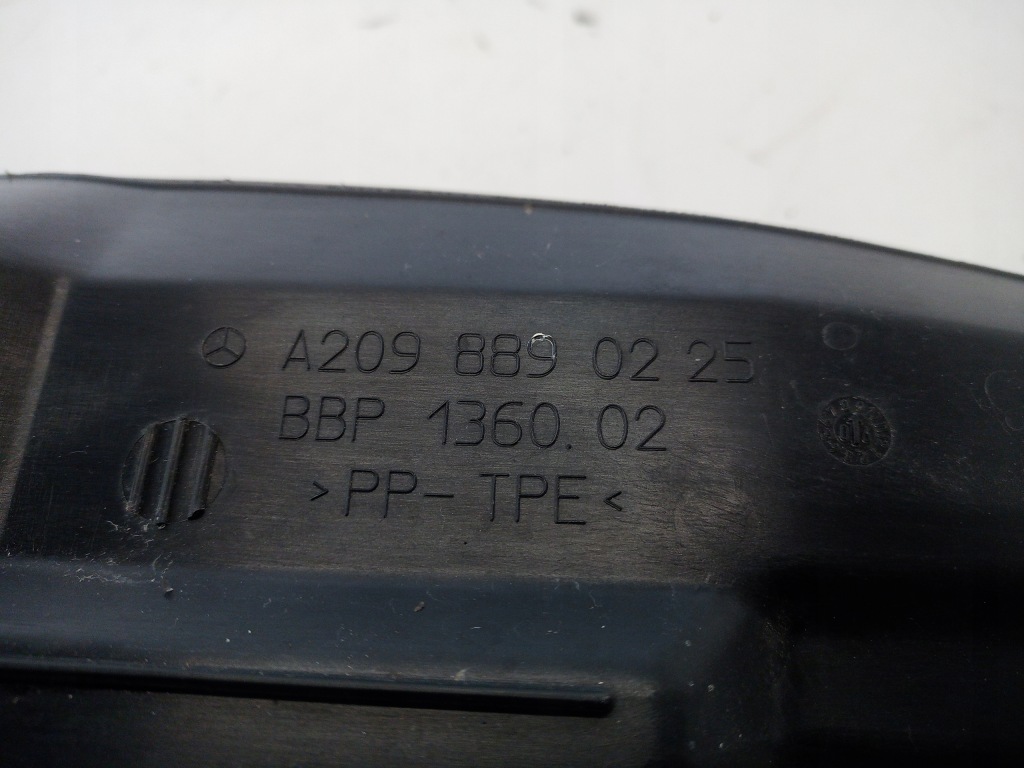 Правая защита шумоизоляция крыла mercedes clk w209 a2098890225 в Украине