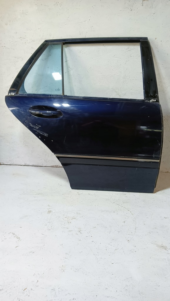 фото №1, Mercedes w203 sedan дверь правый задняя 359