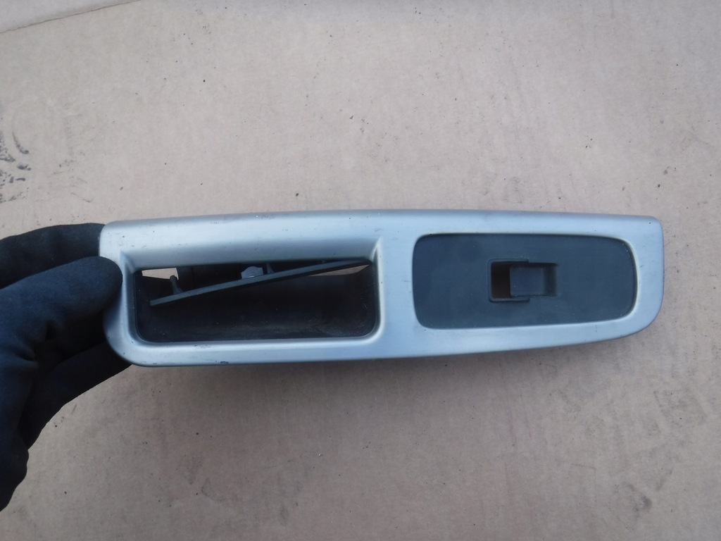 фото №1, Кронштейн ручка двері правий перед volvo v50 8663815