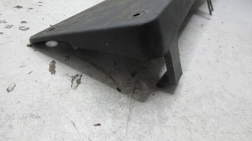 фото №9, Mercedes w221 a2218850081 подкладка pod номерной знак передний бампера