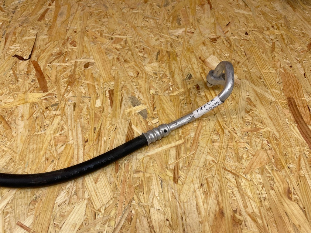 Патрубок трубка шланг кондиціонера tesla model 3 1092158-00-f 2017- Оригінал