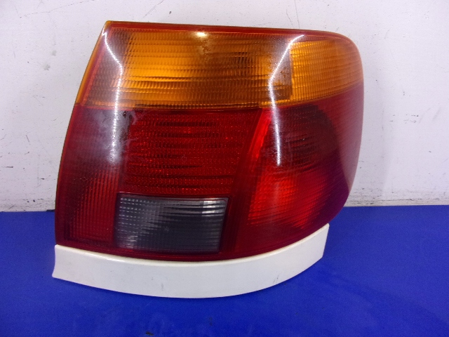 фото №1, Audi a4 b5 sedan лампа задня права +молдинг ly9g