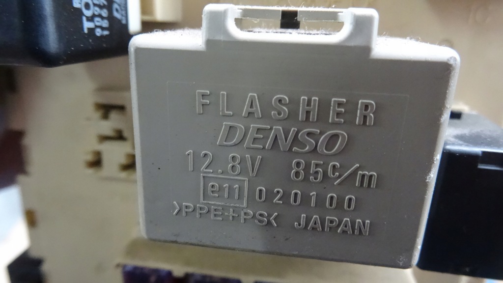 фото №4, Toyota yaris 1 i 1.0b коробка запобіжників