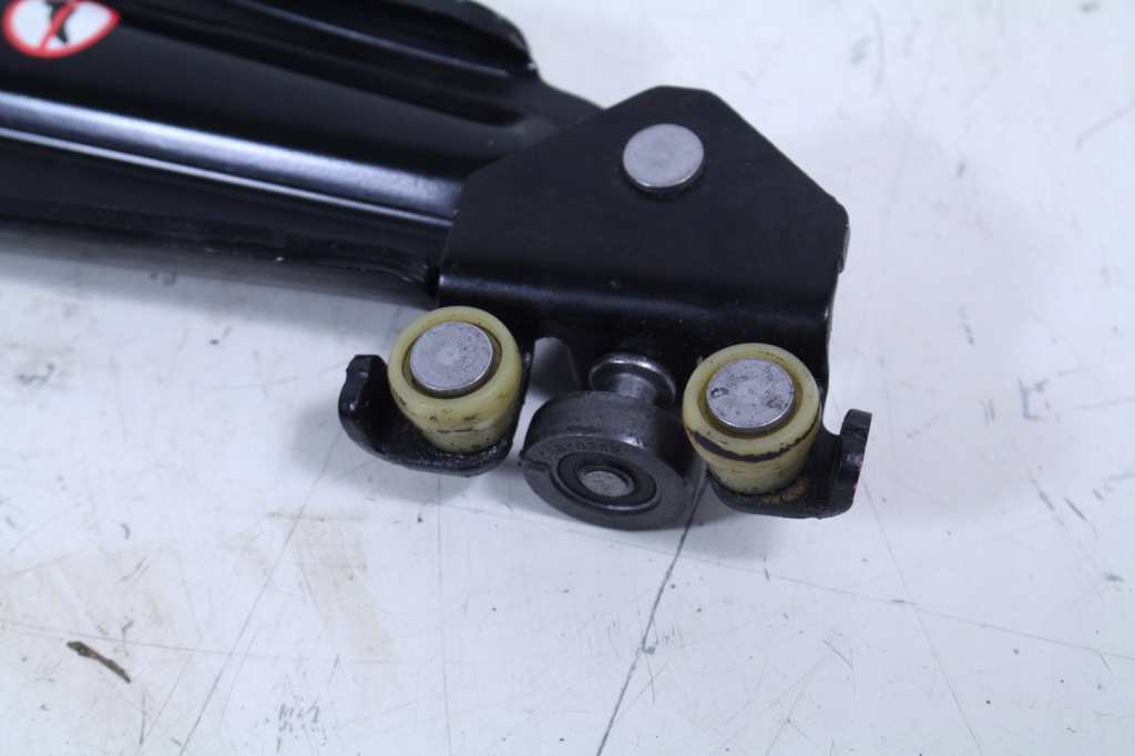 Ролик дверь правый  низ  peugeot rifter 20r. Цена