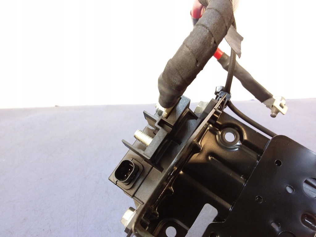 фото №6, Mercedes c w204 кронштейн акумулятор додаткового