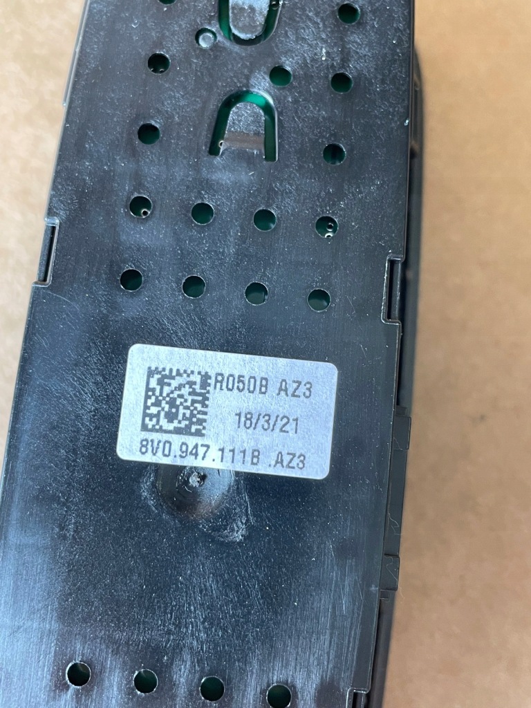 фото №4, Audi a3 8y лампа освещение кабины led 8v0947111