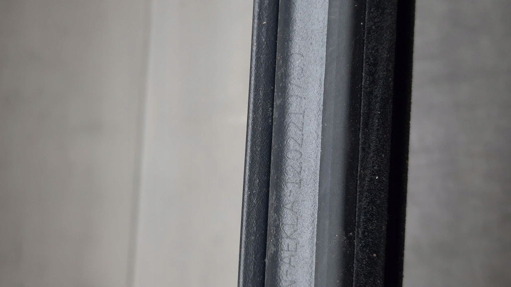 фото №9, Молдинг уплотнитель дверь правый перед volvo xc60 ii