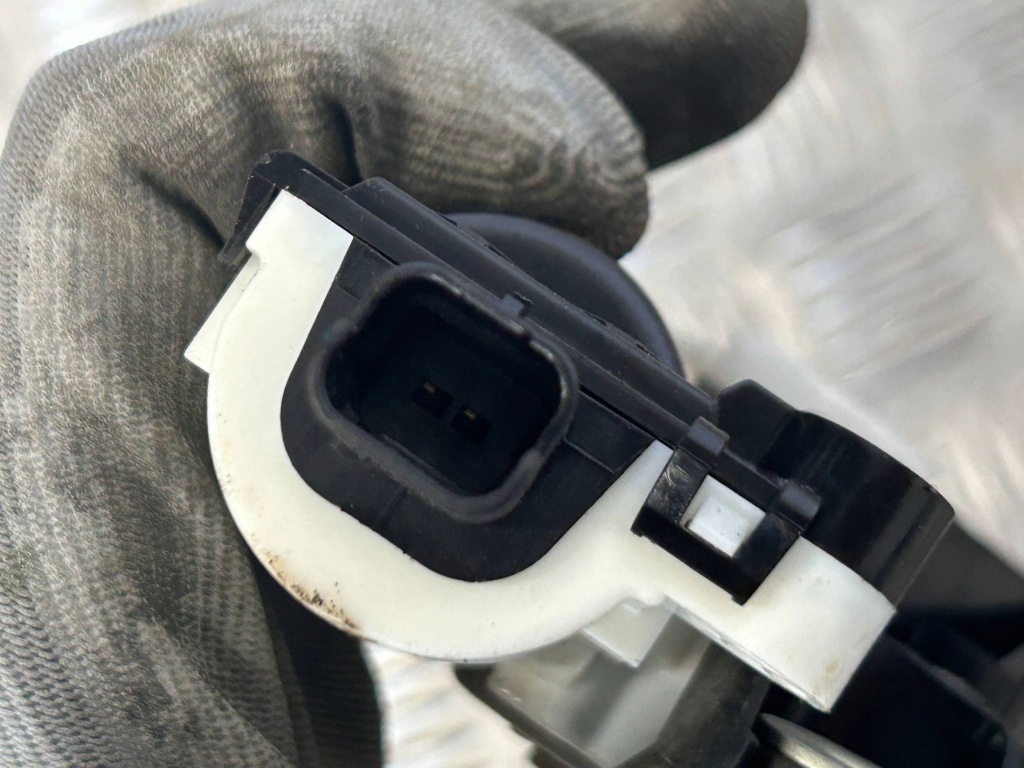 Замок дверь задних правая сторона tesla model x 103448100j Киев