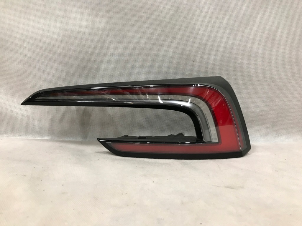 Купити Tesla model 3 23- фара задня правий led європа