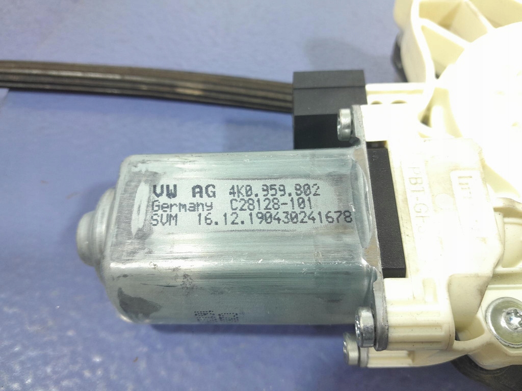 фото №4, Audi a6 c8 подъемник стекло перед передний правый 4k0837462