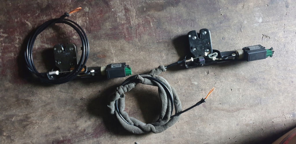 фото №1, Замок кришки трос audi tt 99- 8n0827505a