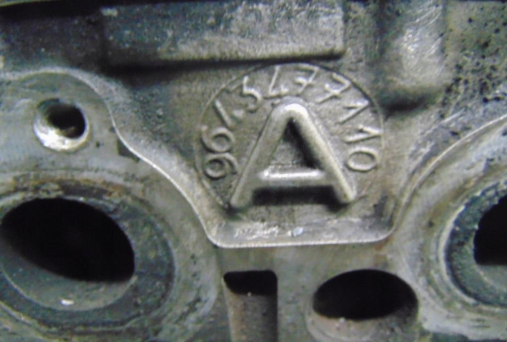 Peugeot 307 1.4hdi головка двигуна 9643477110 в Україні