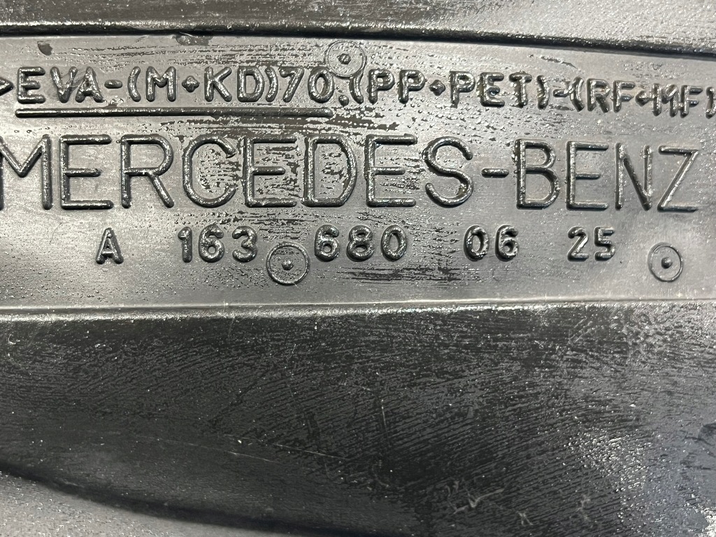 Захист підкрилок права mercedes ml w163 a1636800625 Зі Шроту